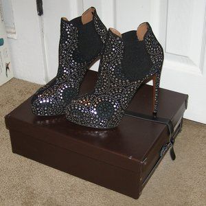 NEW w/box size 39.5/9 ALAIA platform ankle boots laser cut design